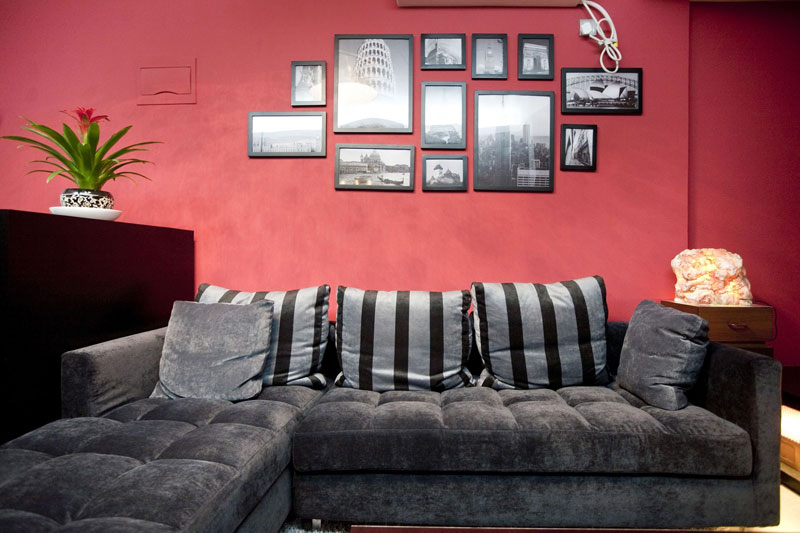 米兰风格公寓客厅粉色墙壁装潢效果图
