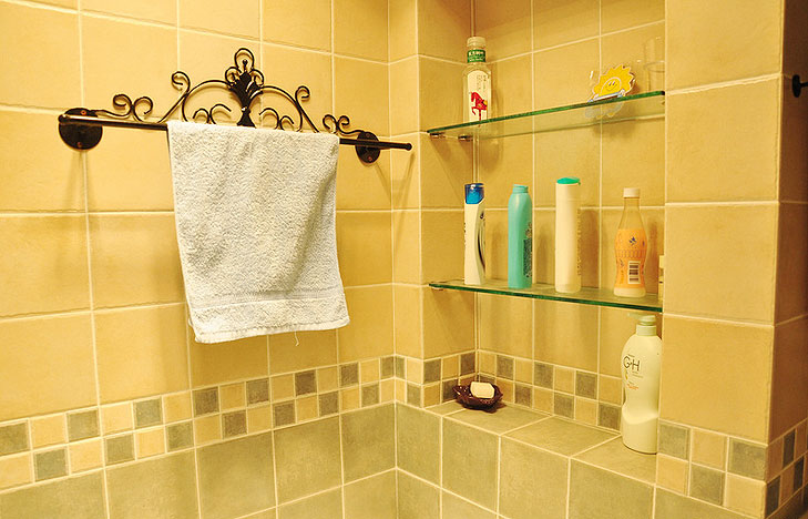 毛巾架，浴缸上垒出一个壁龛，位置合理。