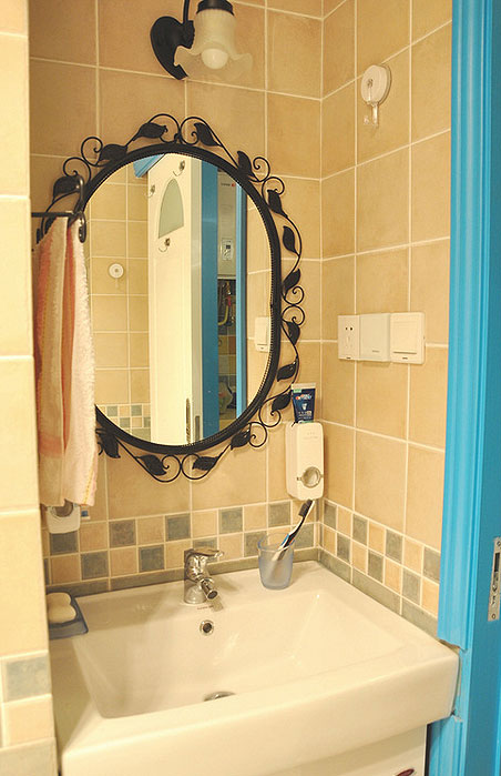 浴室镜子也是配套的铁艺，右下是自动挤牙膏器，浴室柜本来想要复古那种，老公坚持要品牌的东东，所以纠结了半天挑了箭牌的浴室柜。