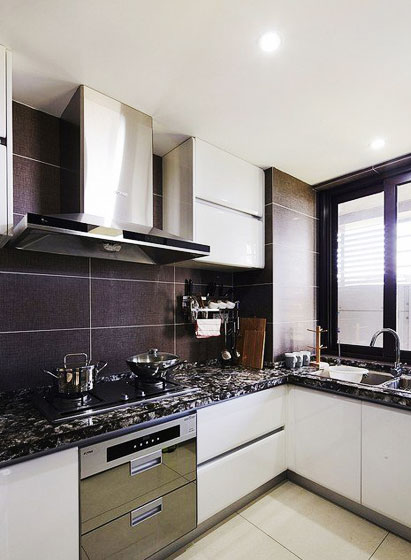 现代风格三室一厅10平米厨房橱柜安装效果图