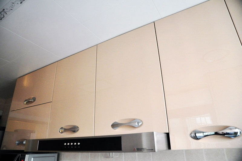 现代风格二居室厨房橱柜装修效果图