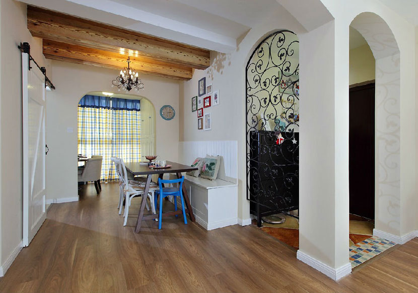 三室两厅地中海风格玄关实木地板装潢效果图