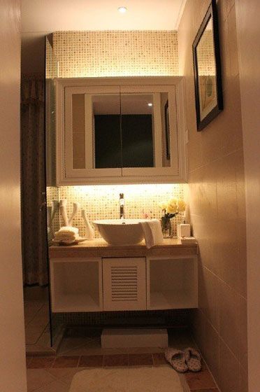 现代风格公寓20平卫生间浴室柜搭配效果图