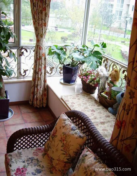 盆栽和布艺来打扮休闲阳台