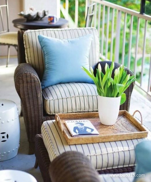 小盆栽装饰的阳台休闲空间