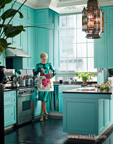 古典欧式别墅厨房蓝绿色橱柜装修效果图