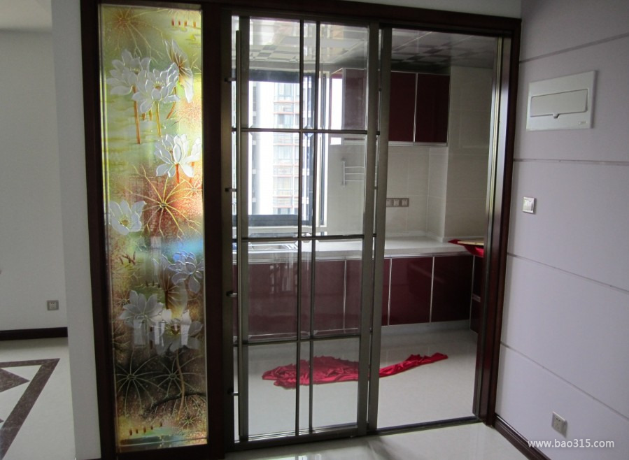 现代风格三室一厅20平厨房玻璃折叠门效果图