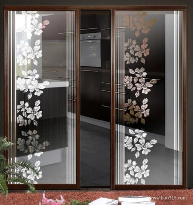 现代风格三室两厅厨房印花玻璃门软装效果图