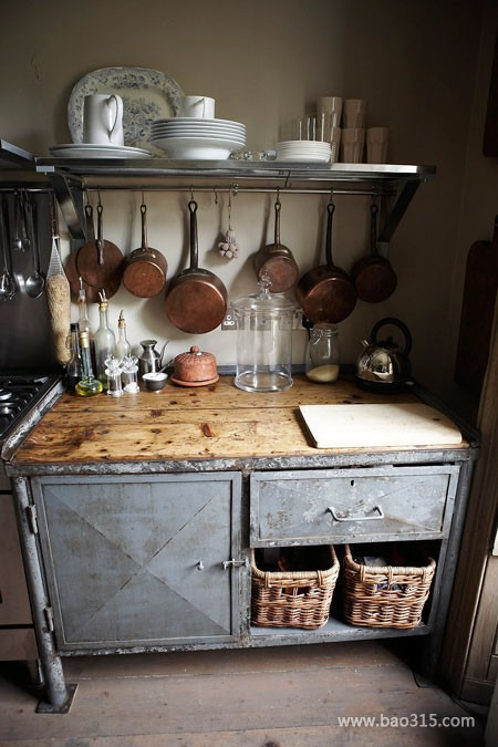 乡村厨房里的神秘老橱柜