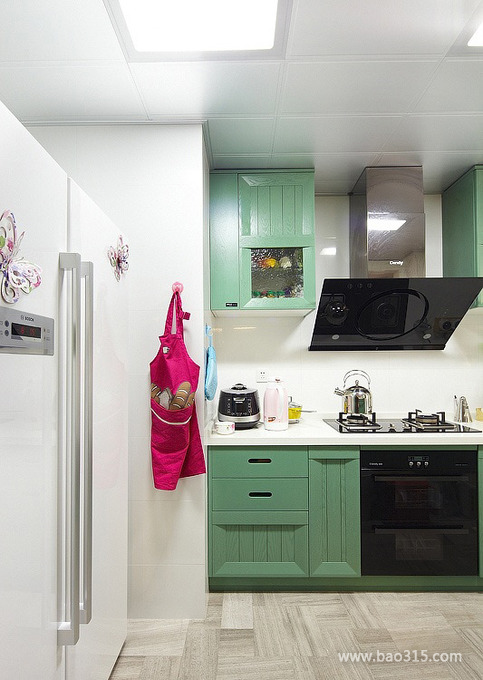 简单色彩搭配打造清新厨房空间