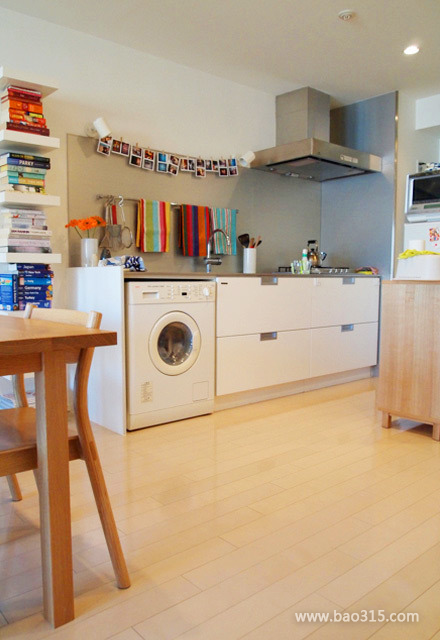 两室一厅现代风格厨房实木地板装修效果图