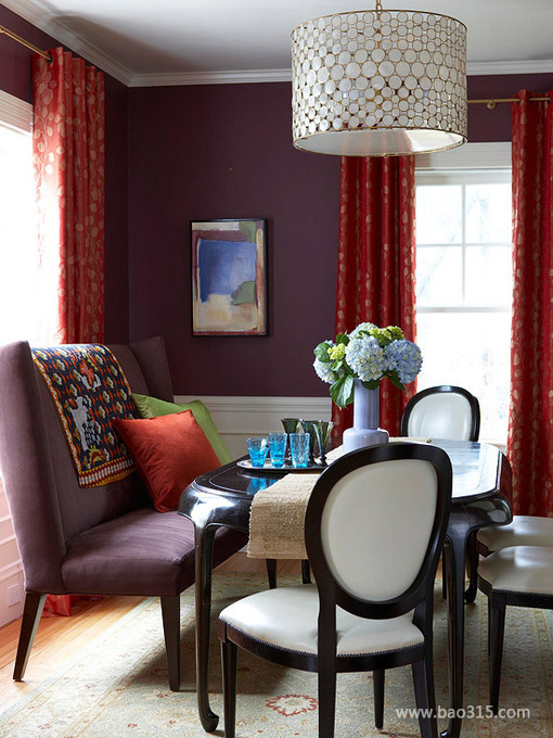 火红窗帘遮不住深紫色餐厅的魅力