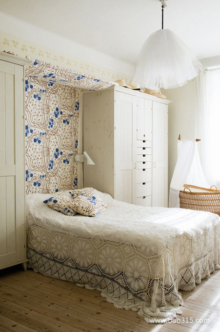 米兰风格三室一厅卧室碎花背景墙软装搭配效果图