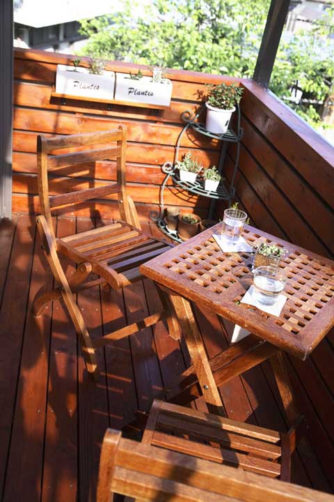 在主人房外面一个小露台，我们将其打造成田园风格，放上木椅木桌和小盆栽，阳光晴好的下午为自己泡上一杯花茶，静静阅读，也是很好的放松方式哦。