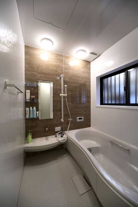 浴室设计贯彻简洁风格，白色瓷砖铺砌的墙壁和云石砖面铺砌的墙壁形成视觉对比，很独特。