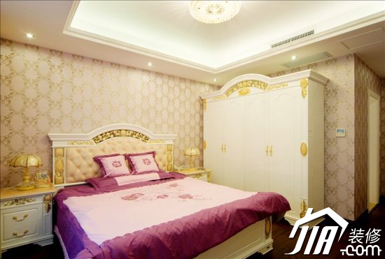 主卧室延续了整体风格，通过精致的细节处理，以及合理的空间布置，给人眼前一亮的感觉。怀旧台灯与复古壁纸为卧室营造出别样风情，而一抹紫色则让空间立即变得唯美浪漫。