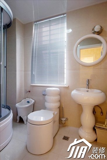 在确定了白色主基调后，卫生间设计选择了米色瓷砖加以铺陈，显得整洁清新又不失雅致格调。设计感很强的纯白卫浴简洁干净，活泼清爽，简单而实用。