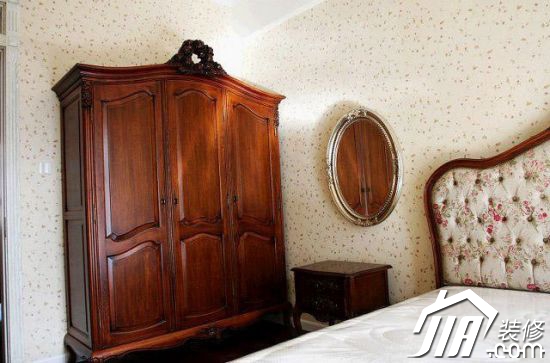 卧室的复古家具，漂亮的挂镜，神秘感十足。