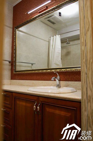 浴室里，做工精致的家具，显得整个家有种贵族气质。