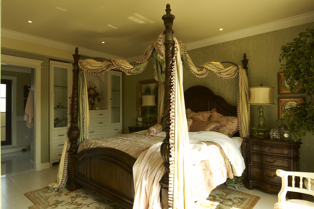 古罗马风格豪华别墅20平米卧室床品搭配效果图