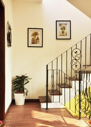 现代风格别墅玄关楼梯墙面装饰画软装效果图