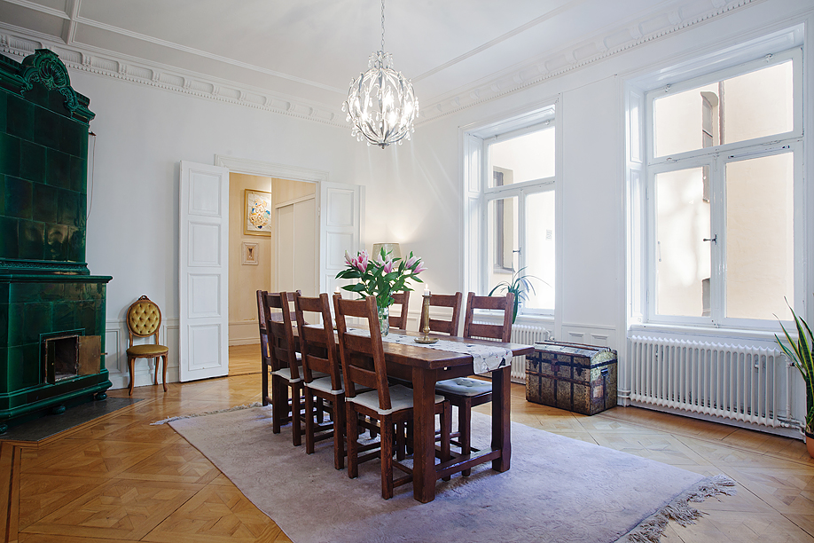 整个房间都采用木作地板，简单的白色墙壁匹配这木作的长桌椅。相信极简主义喜欢的就是这种调调！