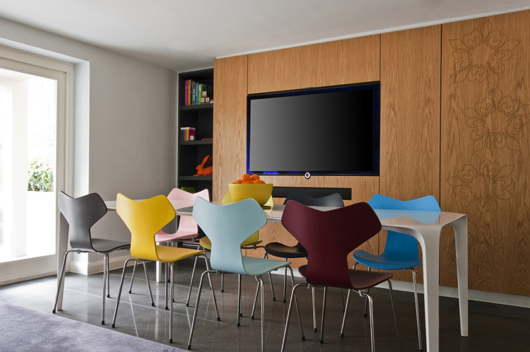 现代美式风格四室两厅大户型30平米客厅彩色椅子软装效果图