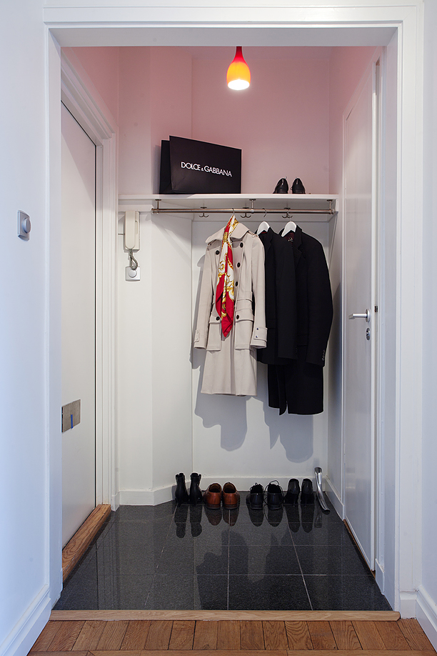 简单的在房间的较里边做了一个小的衣帽间，可以把所有的衣服挂在里面，也可以把季节性的衣服放在里边。这样可以节省空间，也可以便于自己寻找。