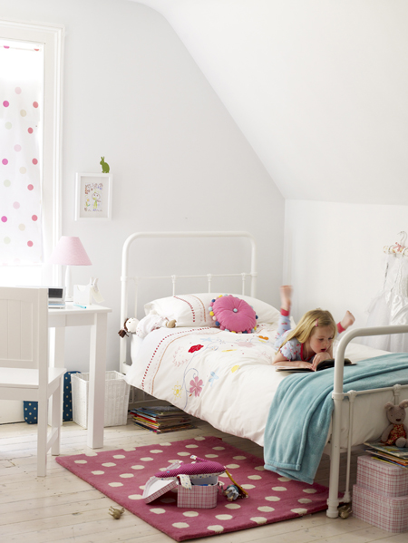 舒适的纯白色墙面，在添加了一些简单的软装之后变得很不一样，粉色的台灯，风色的地毯。看似单调的单品在放进儿童房的那一瞬间就改变了整个空间的气息。