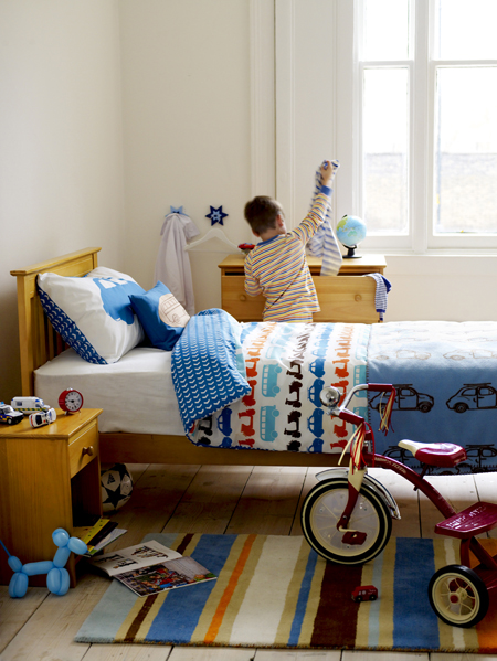 简单的白色墙面、木作儿童家具，再配上些许彩色的软装。既简洁又不失单调。