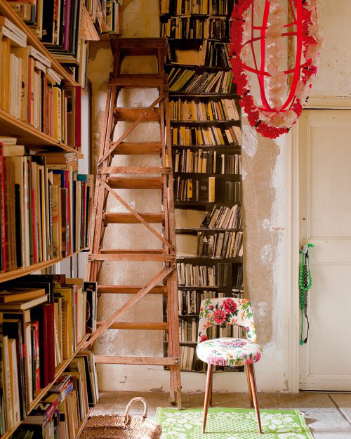 非常残旧的书架上放慢了令郎满目的各式各样的书籍，中间还放着一把非常老式的爬梯，给人一种历经风雪的饱经沧桑感。