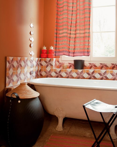 亮丽的橙色被用作为浴室的主色调。在放松自己的同时，视觉也可以受到很大的冲击。