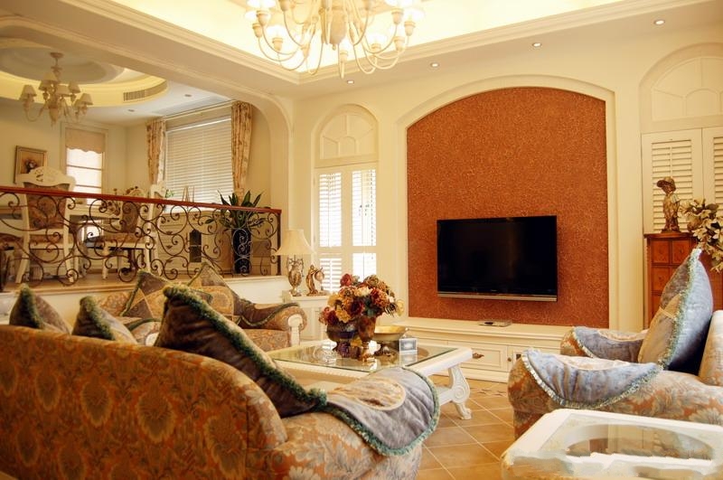 柔和的灯光配合着舒适柔软的棉面料的沙发。砖黄色的电视背景色和白色拱形设计的元素。整个客厅就融合了许多的精美设计。