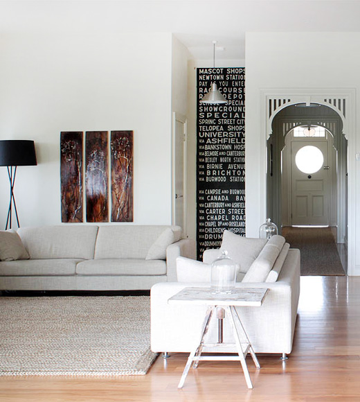 白色简洁的沙发使得整个客厅显得明亮而简约，简约的灯具设计，与客厅装饰相得映彰。