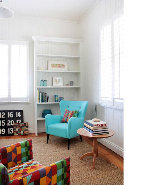 湖蓝色的沙发在白色的装修中格外抢眼，给简单的客厅带来一丝时尚感。