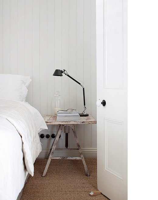 白色的卧室床品与简单的床头柜设计，让人感到一阵清新朴素之风。