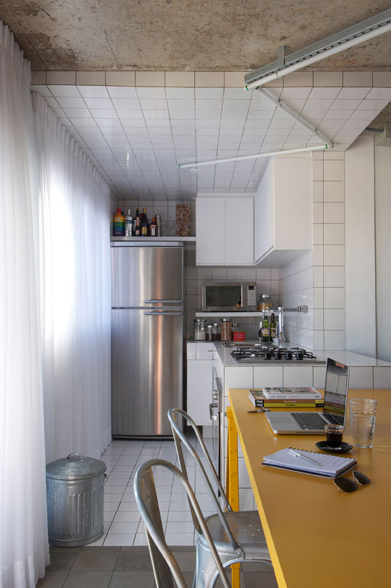 厨房的设计一向是以实用为原则，简洁的厨房设计没有太多的修饰，简单而实用。