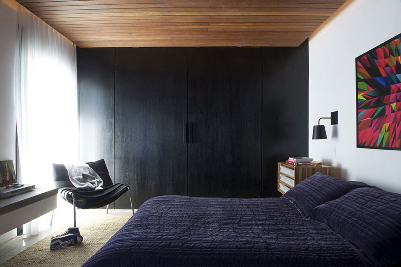紫色的床品设计浪漫而舒适，卧室旁边的隔板后面是一间干净简洁的主卫，是不是您喜欢的类型呢？