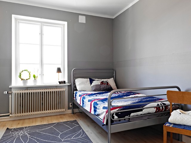 浅灰色的墙面，简单的床。便于客人居住的客房。