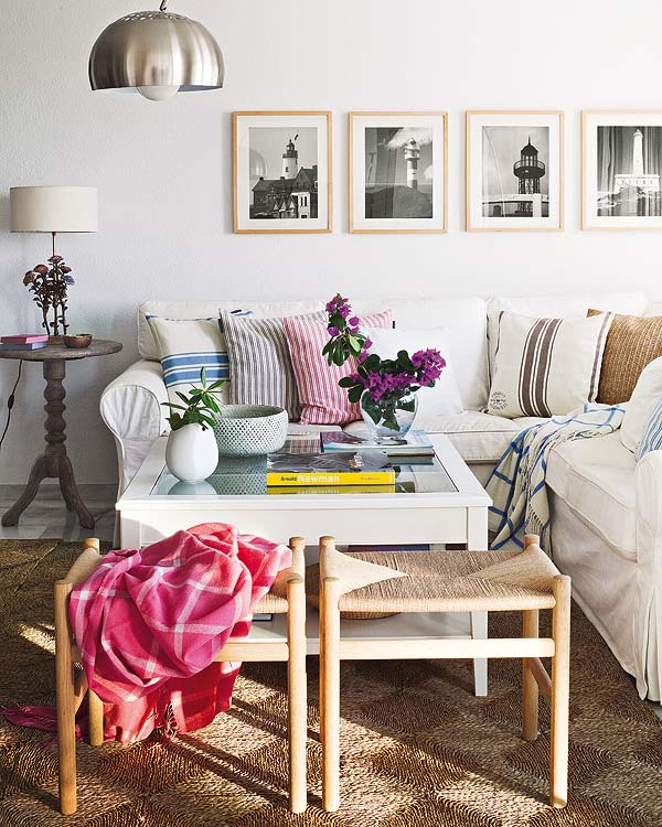柔和的颜色占据了这个客厅，看似朴素的单品，拼凑了一个原汁原味的舒适空间。