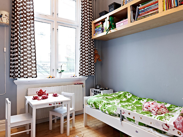 儿童房的设计可爱至极，小小的桌凳给小房间增添了活泼感。