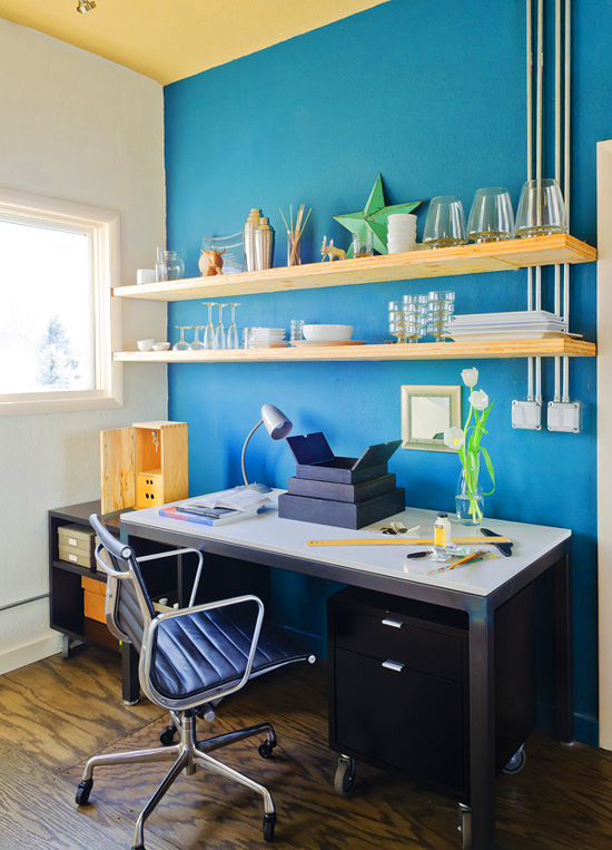 蓝色可以使人沉静，在办公区运用可以使人沉淀思绪。墙面上的两侧隔板作为装饰架的设计很不错哦。