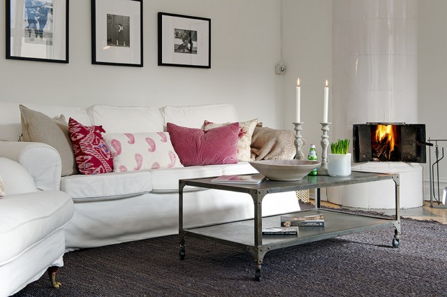 喜欢沙发上的粉色靠包，颜色柔和又舒适。