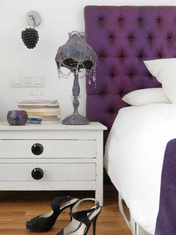 精致的水晶台灯，简单的床头柜装饰，舒适艳丽的床头软包，一俗一雅的舒适结合。