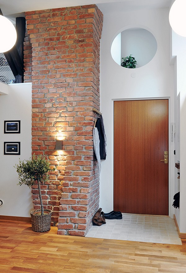 砖墙的设计被运用在了玄关处，与原木色的大门和实木地板保持和谐的气氛。