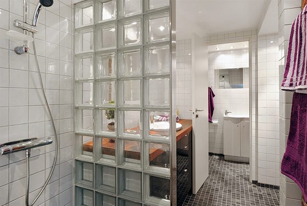 用一块落地半透明的钢化玻璃作为隔断，间隔卫浴的干湿区域。