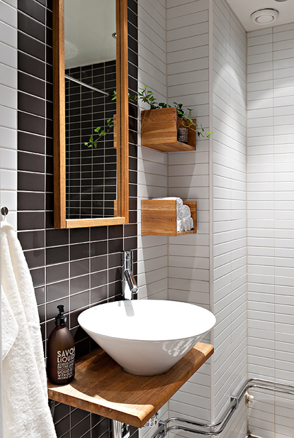卫生间也是采用黑白墙面装饰，中规中矩的洗手台和镜面。