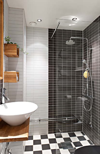 淋浴间墙面以黑色为主，很好的区分了卫生间的功能区和干湿部分。