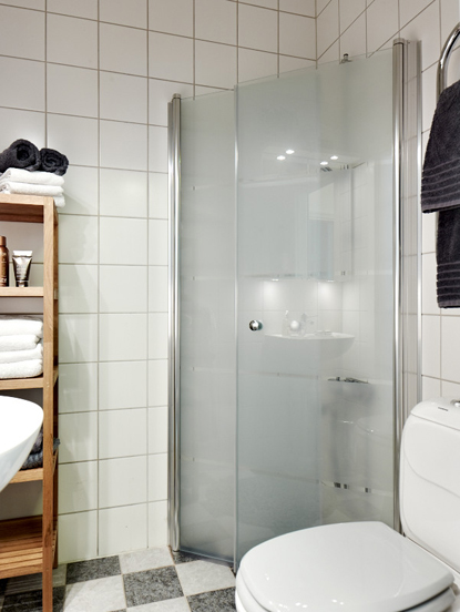 磨砂的淋浴间隔断设计将干湿两地巧妙的分割开来，淋浴间虽小却已经足够使用。