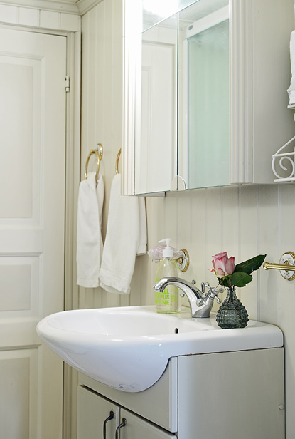 卫生间依旧是简易的洗手台和镜面设计，没有丰富的创意，却依旧舒适宜人。